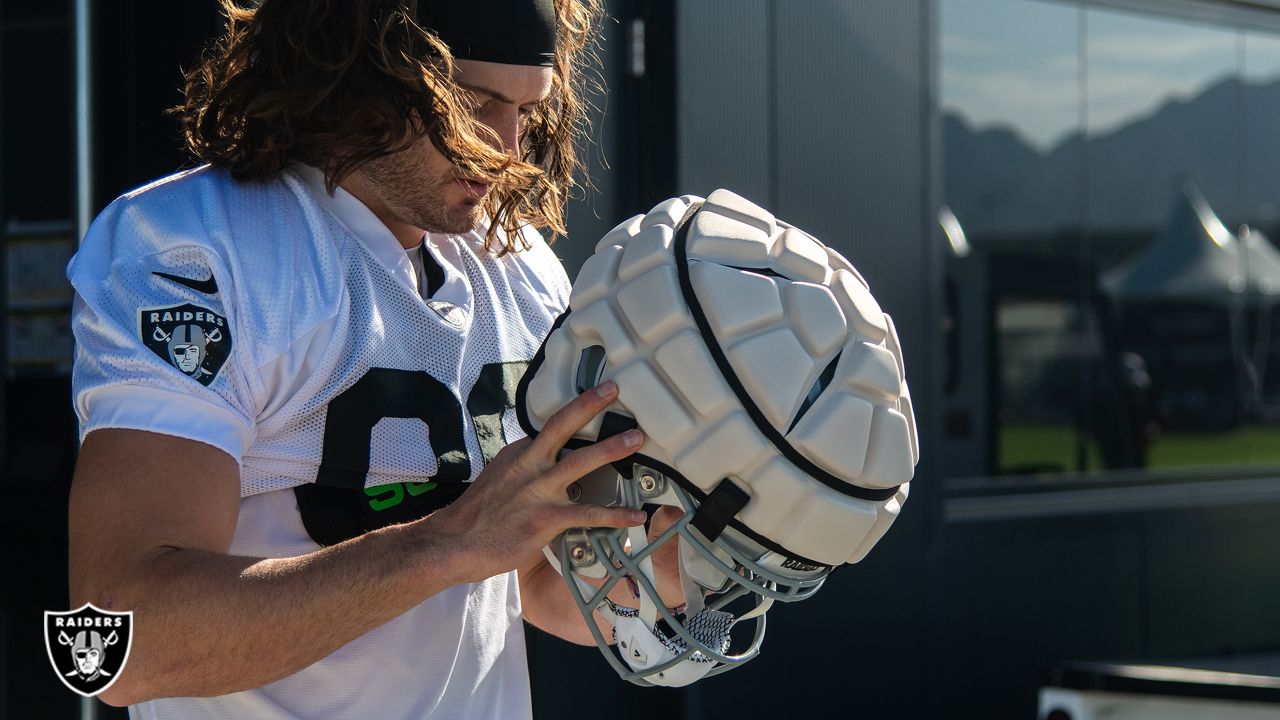 Las Vegas Raiders tight end Nick Bowers catches a pass during an NFL  football practice Tuesday, June 15, 2021, in Henderson, Nev. (AP Photo/John  Locher Stock Photo - Alamy