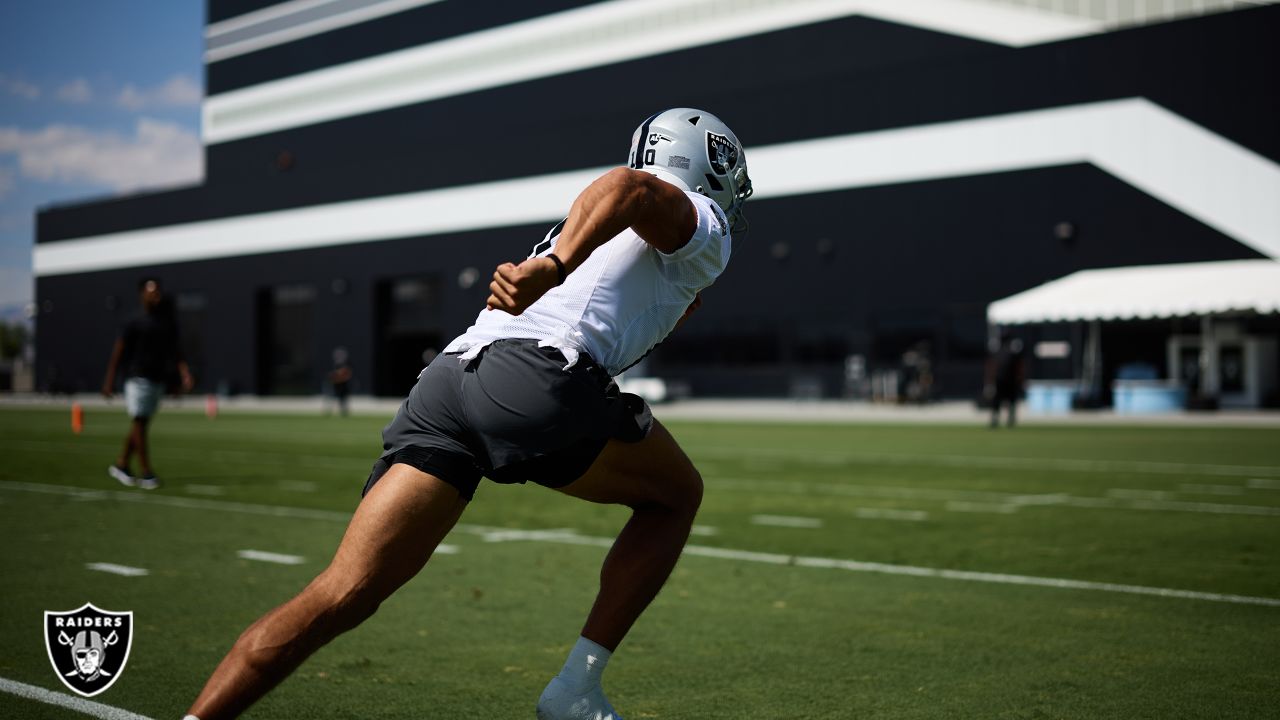 Las Vegas Raiders cornerback Amik Robertson (21) wears a mask while  stretching during a practic …