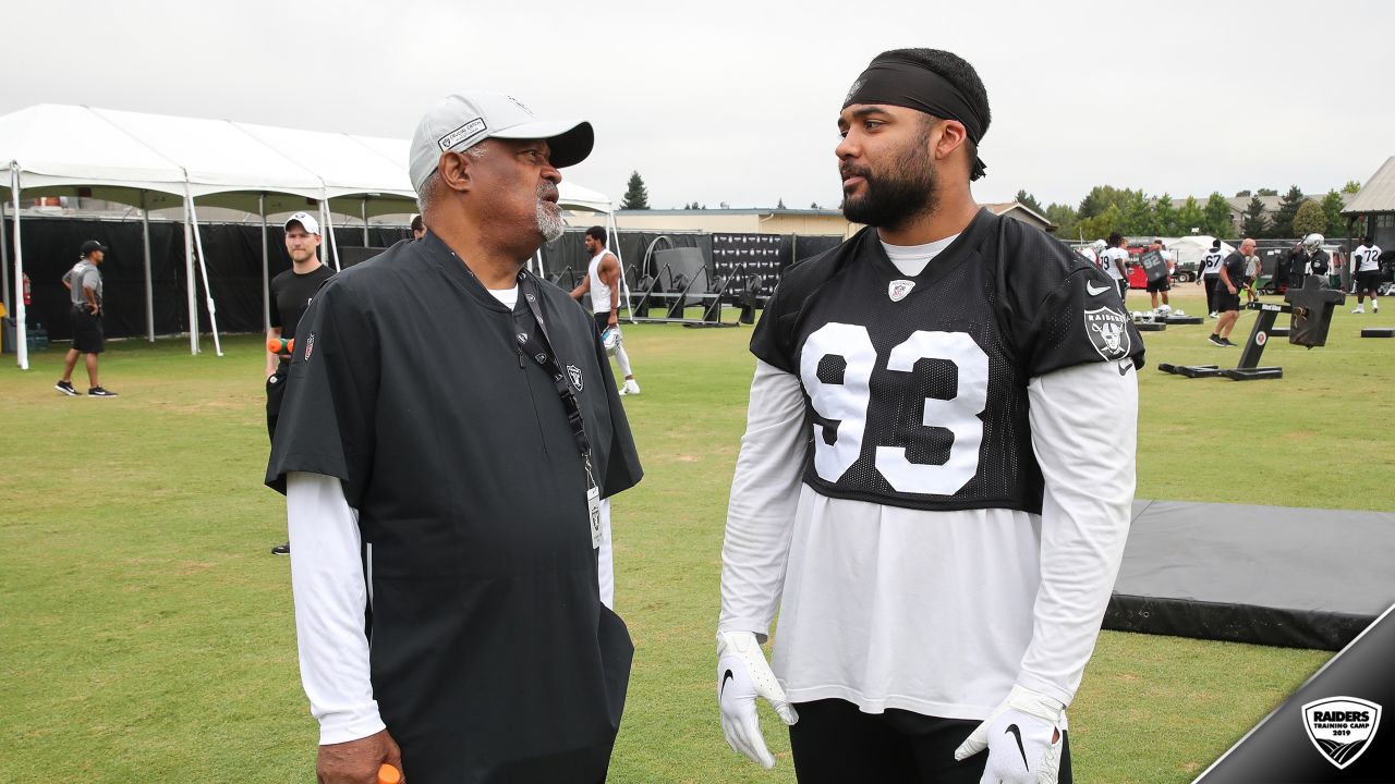 Raiders TE Lee Smith plays long snapper after Andrew DePaola hurt