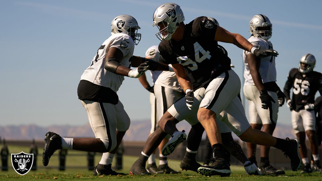 Raiders offensive tackle Brandon Parker (75) dives to try and recover a  fumble with Los Angeles …