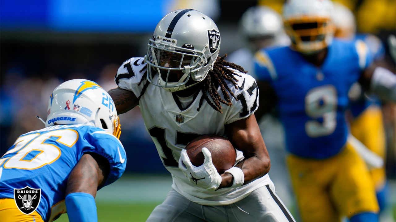 Derek Carr-Davante Adams connection rallies Raiders past Chargers 27-20