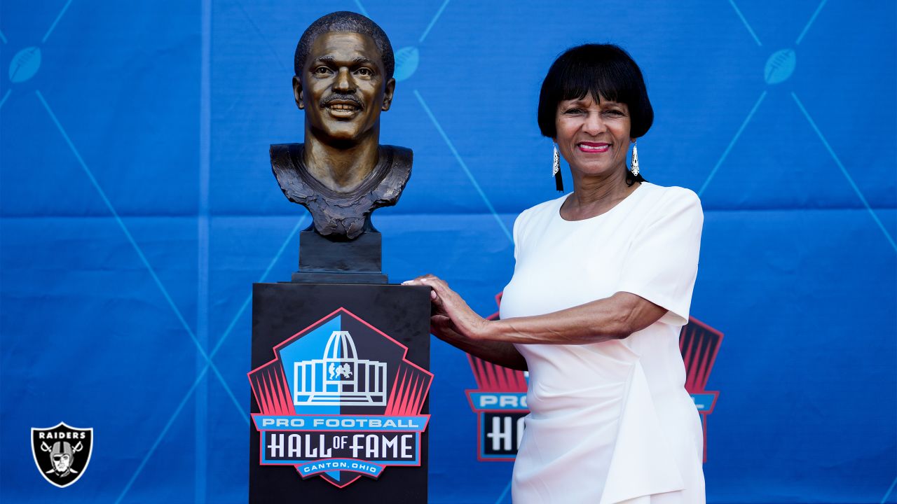 Patriots legend Seymour enshrined in Pro Football Hall of Fame