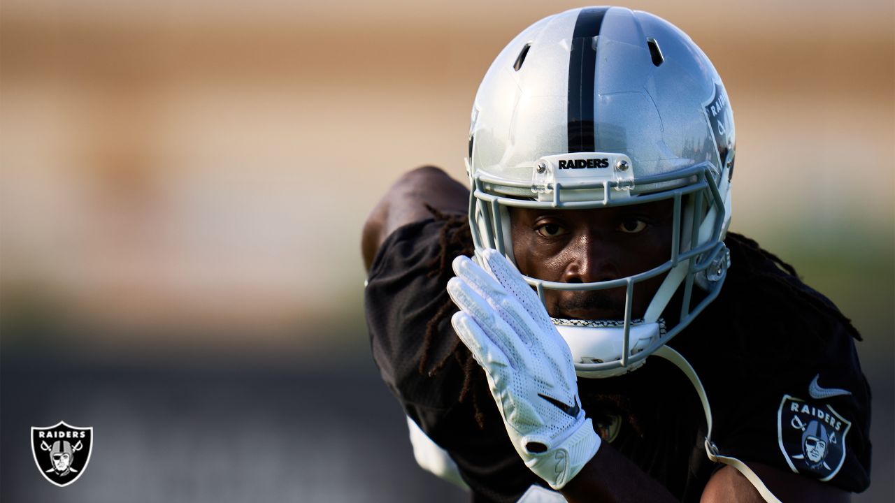 Detailed view of the helmet of Las Vegas Raiders wide receiver Henry Ruggs  III (11) during training camp on Wednesday, Aug 18, 2021, in Thousand Oaks  Stock Photo - Alamy