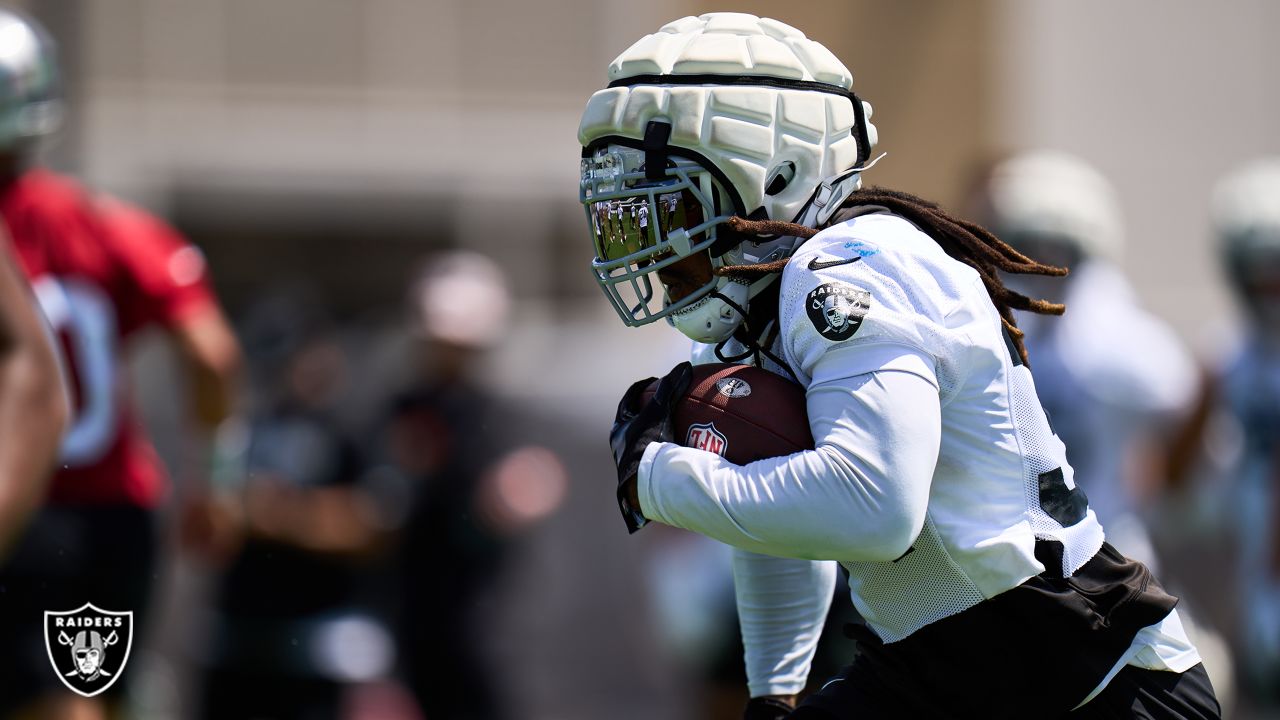 Las Vegas Raiders' Jacob Hollister practices during NFL football training  camp, Thursday, July 21, 2022, in Henderson, Nev. (AP Photo/John Locher  Stock Photo - Alamy