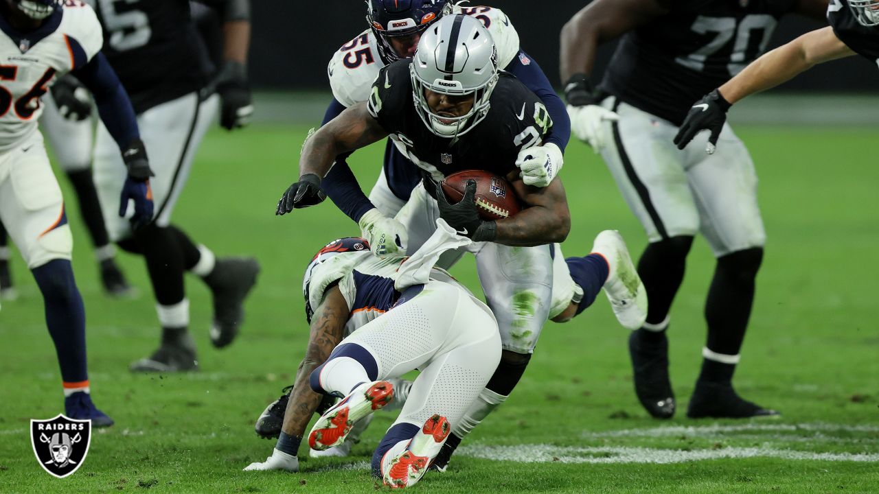 Denver Broncos' defense wilts late against run-heavy Raiders