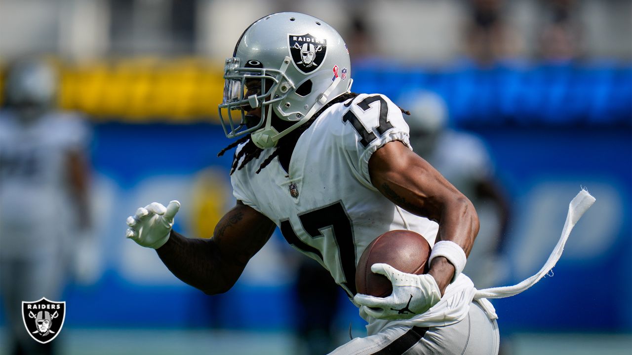 Derek Carr-Davante Adams connection rallies Raiders past Chargers 27-20