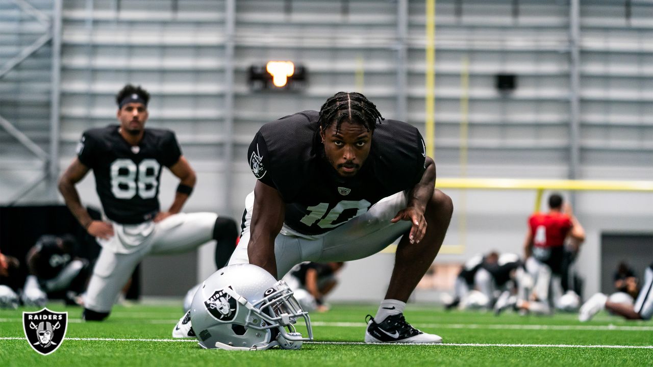 Las Vegas Raiders wide receiver Zay Jones #12 celebrates with running back  Jalen Richard #30, quarterback Derek Carr #4, wide receivers Hunter Renfrow  #13 and Nelson Agholor #15 after scoring a touch