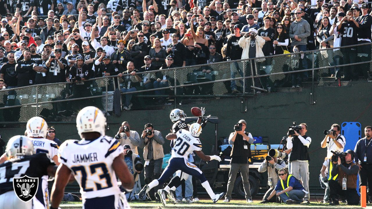 November 14, 1999 - Oakland, California, U.S - Oakland Raiders vs. San  Diego Chargers at Oakland Alameda County Coliseum Sunday, November 14,  1999. Raiders beat Chargers 28-9. San Diego Chargers running back