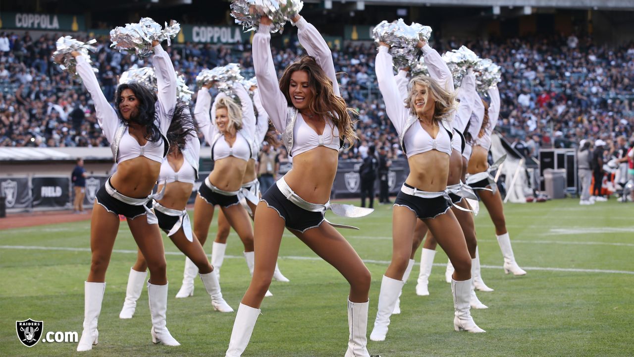 File:Oakland Raiderettes at Falcons at Raiders 11-2-08 04.JPG