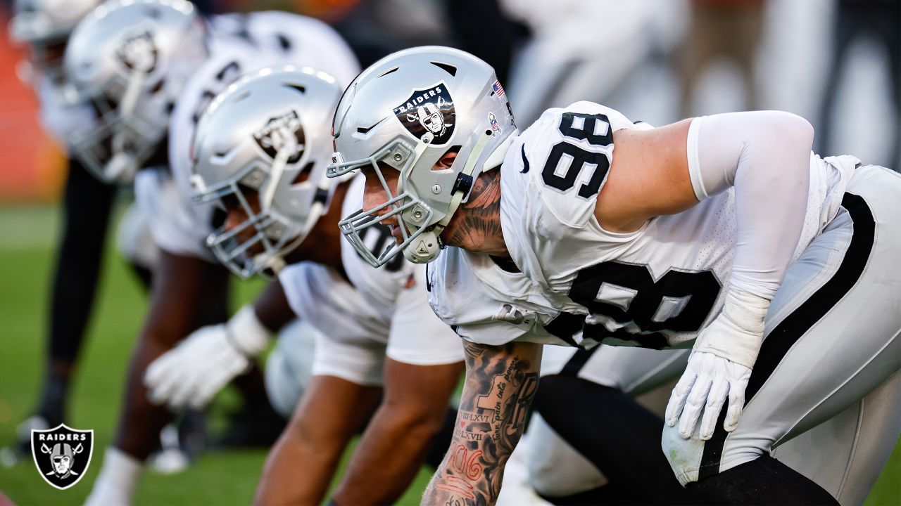 Las Vegas Raiders defensive end Maxx Crosby (98) warms up before an NFL  football game against the Denver Broncos in Denver, Sunday, Nov. 20, 2022.  (AP Photo/David Zalubowski Stock Photo - Alamy