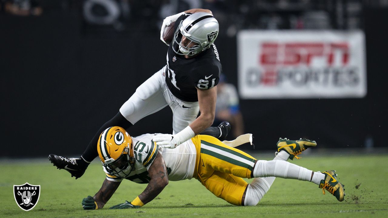 Raiders news: Las Vegas signs tight end Austin Hooper - Silver And Black  Pride