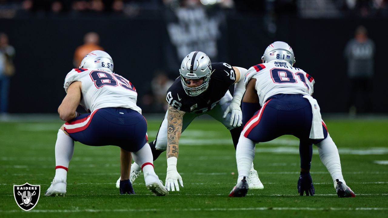 Las Vegas Raiders defensive end Maxx Crosby (98) looks on during an NFL  football practice Tuesday, June 15, 2021, in Henderson, Nev. (AP Photo/John  Locher Stock Photo - Alamy