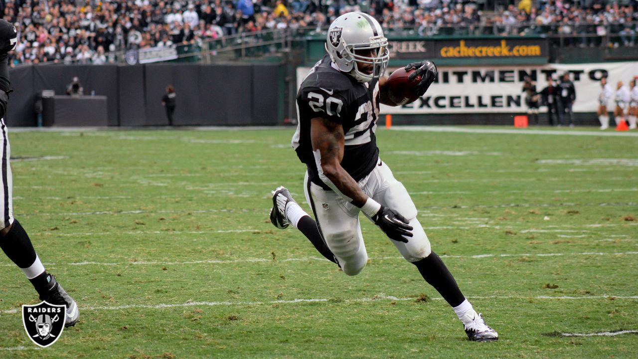 Raiders beat Patriots on miraculous play by Chandler Jones