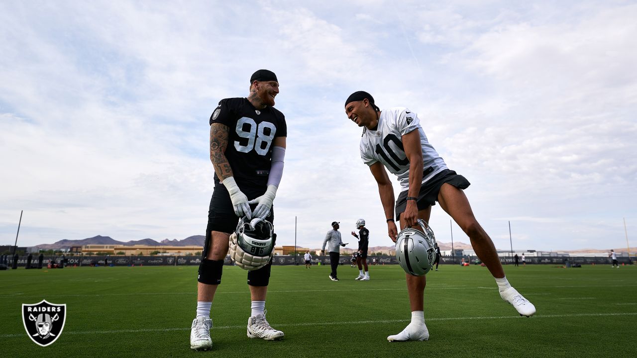 Las Vegas Raiders' Derek Carr practices during NFL football training camp,  Monday, Aug. 1, 2022, in Henderson, Nev. (AP Photo/John Locher Stock Photo  - Alamy