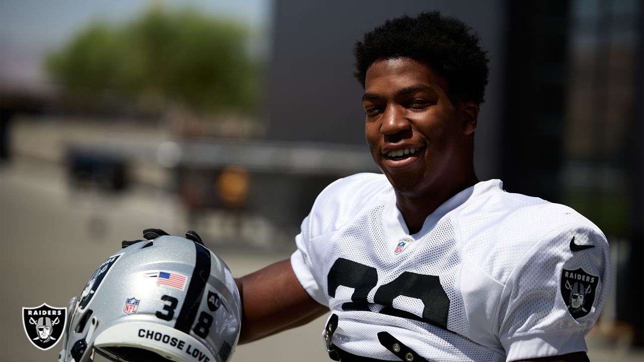 Isaiah Pola-Mao of the Las Vegas Raiders poses for a photo following  Photo d'actualité - Getty Images