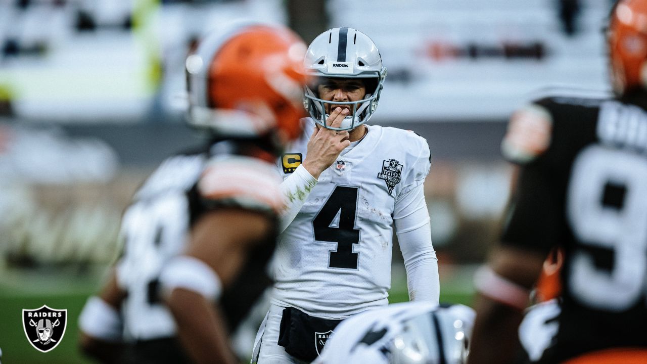 Browns, Colts eyeing Derek Carr as Raiders' division rivals load up