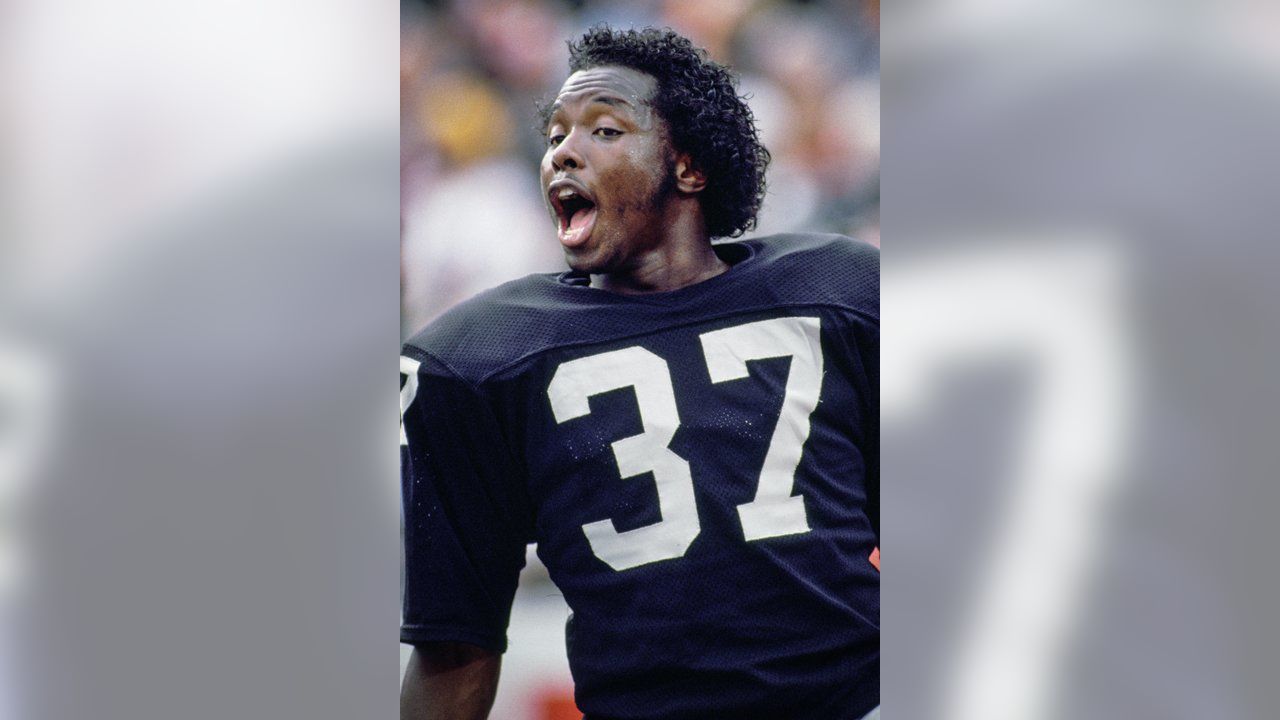 The Players' Tribune on X: On this day in 1984, Super Bowl XVIII was  dominated by the Los Angeles Raiders and Marcus Allen. Defeating the  Washington Redskins 38-9.  / X