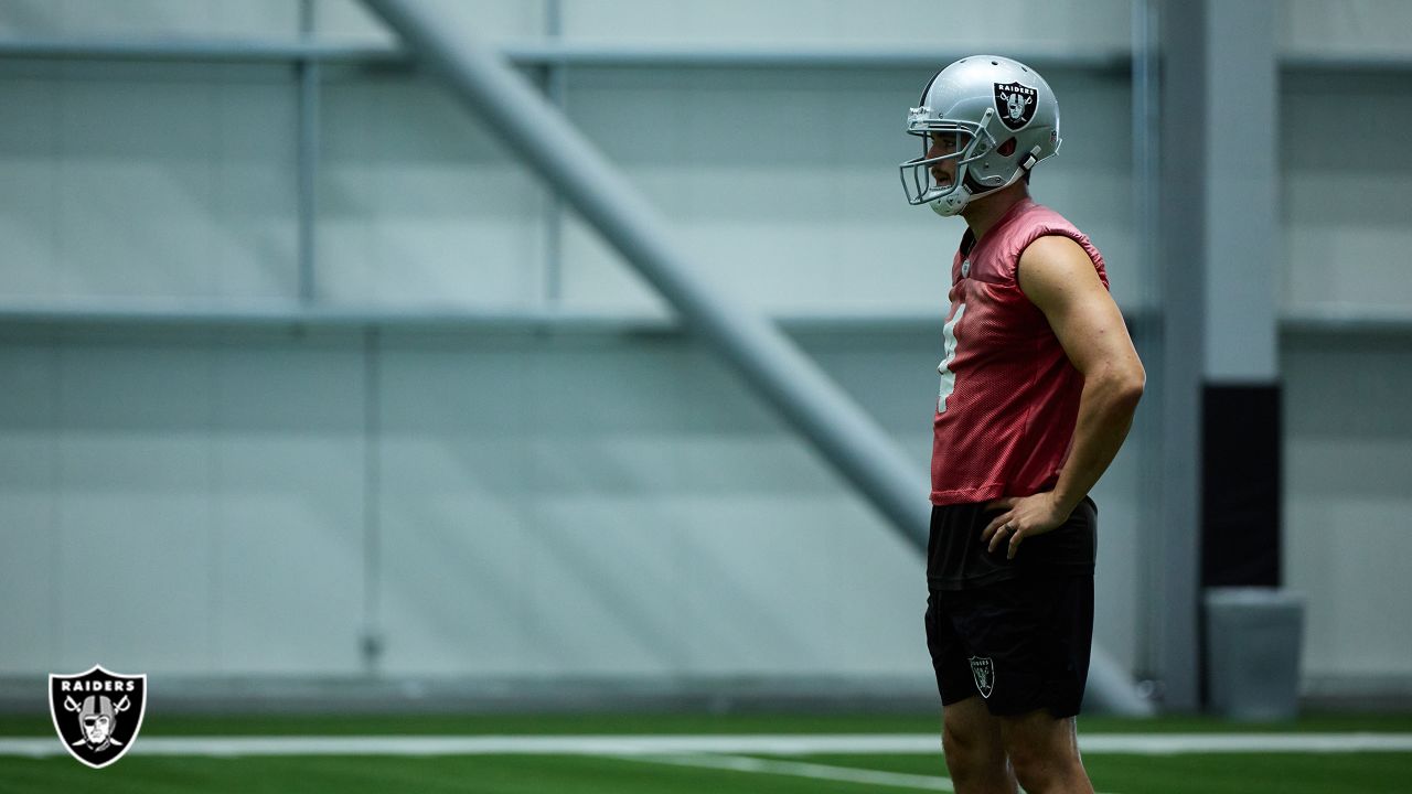 Las Vegas Raiders' Derek Carr practices during NFL football training camp,  Monday, Aug. 1, 2022, in Henderson, Nev. (AP Photo/John Locher Stock Photo  - Alamy