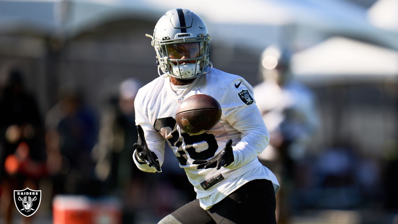 Raiders defensive end Yannick Ngakoue (91) confers with staff during  training camp at the Inter …