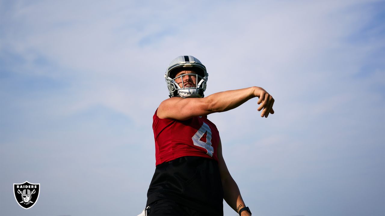 Raiders QB Derek Carr is Las Vegas Golden Knight fan - Silver And Black  Pride