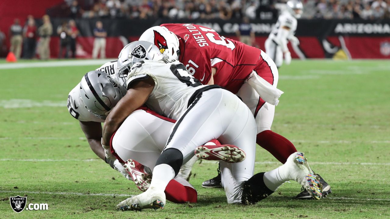 Raiders' Antonio Brown gives away gear, hugs during pregame warm-ups