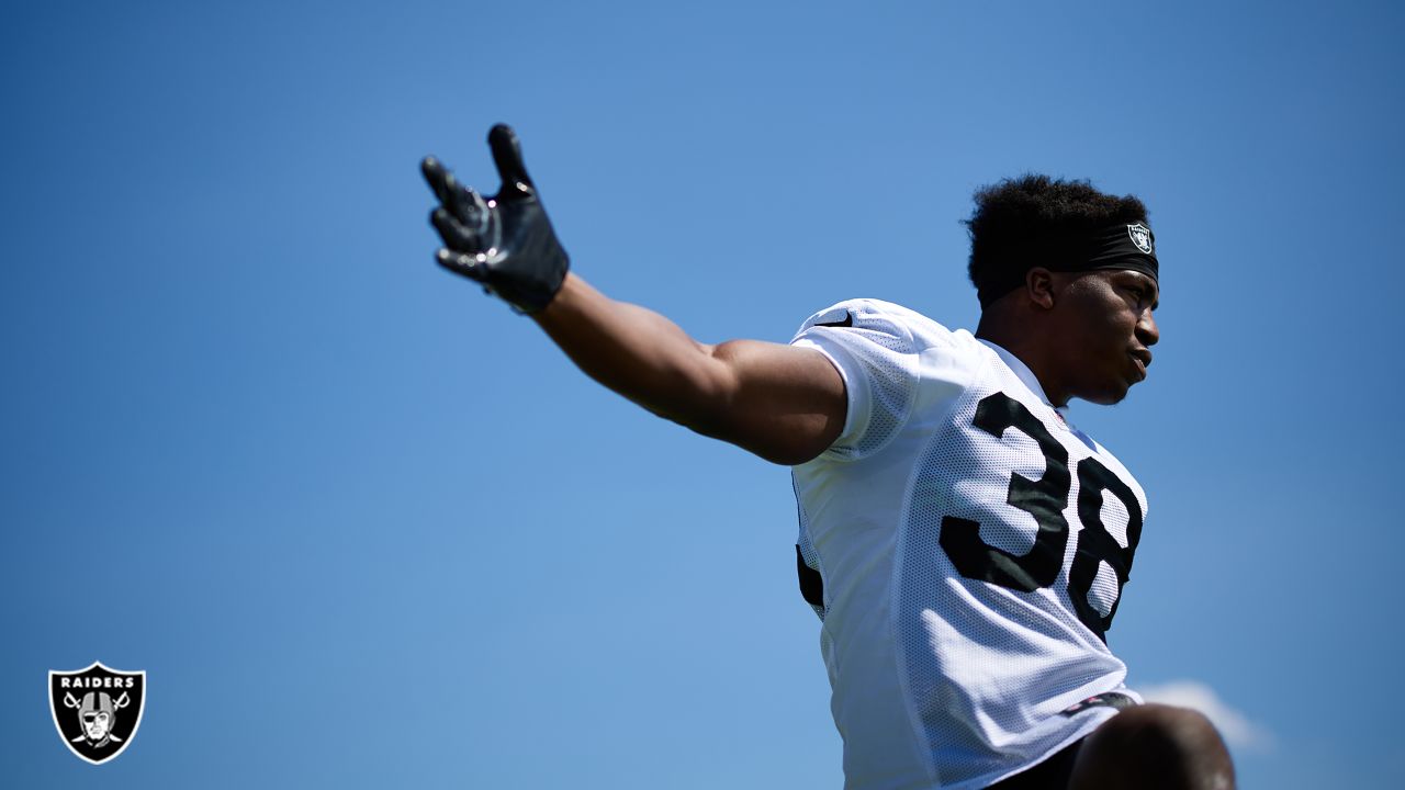 Las Vegas Raiders cornerback Amik Robertson (21) takes a drink