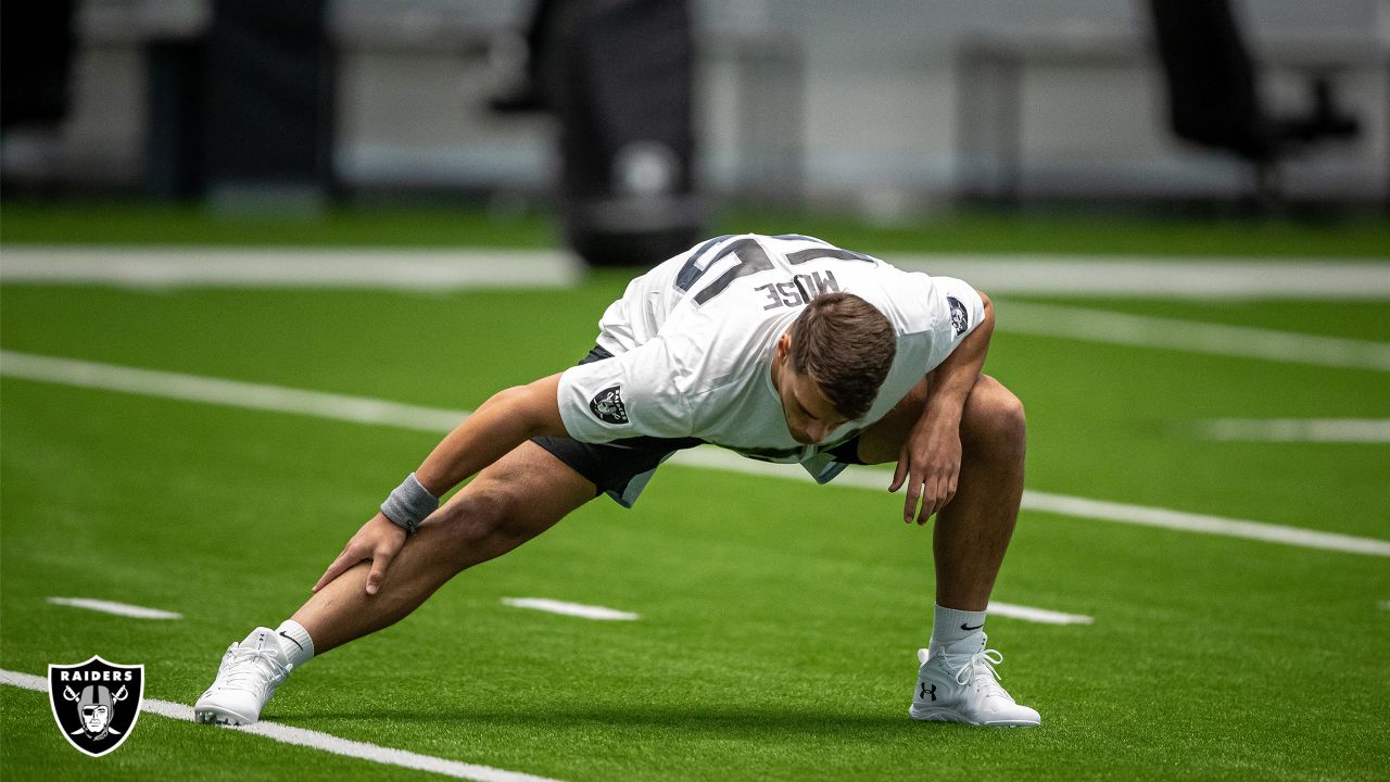 Raiders linebacker Tanner Muse (55) runs through drills during NFL