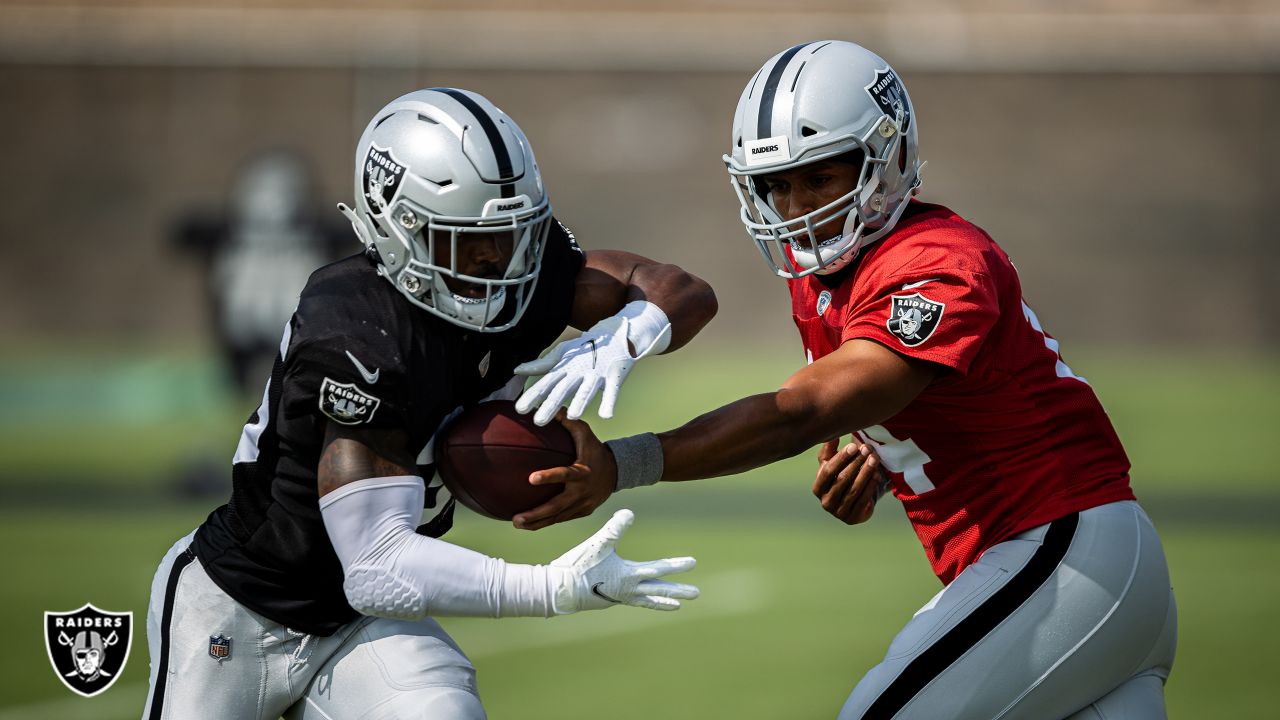 Las Vegas Raiders defensive end Carl Nassib (94) during training camp on  Thursday, Aug 19, 2021, in Thousand Oaks, Calif. (Dylan Stewart/Image of  Spor Stock Photo - Alamy