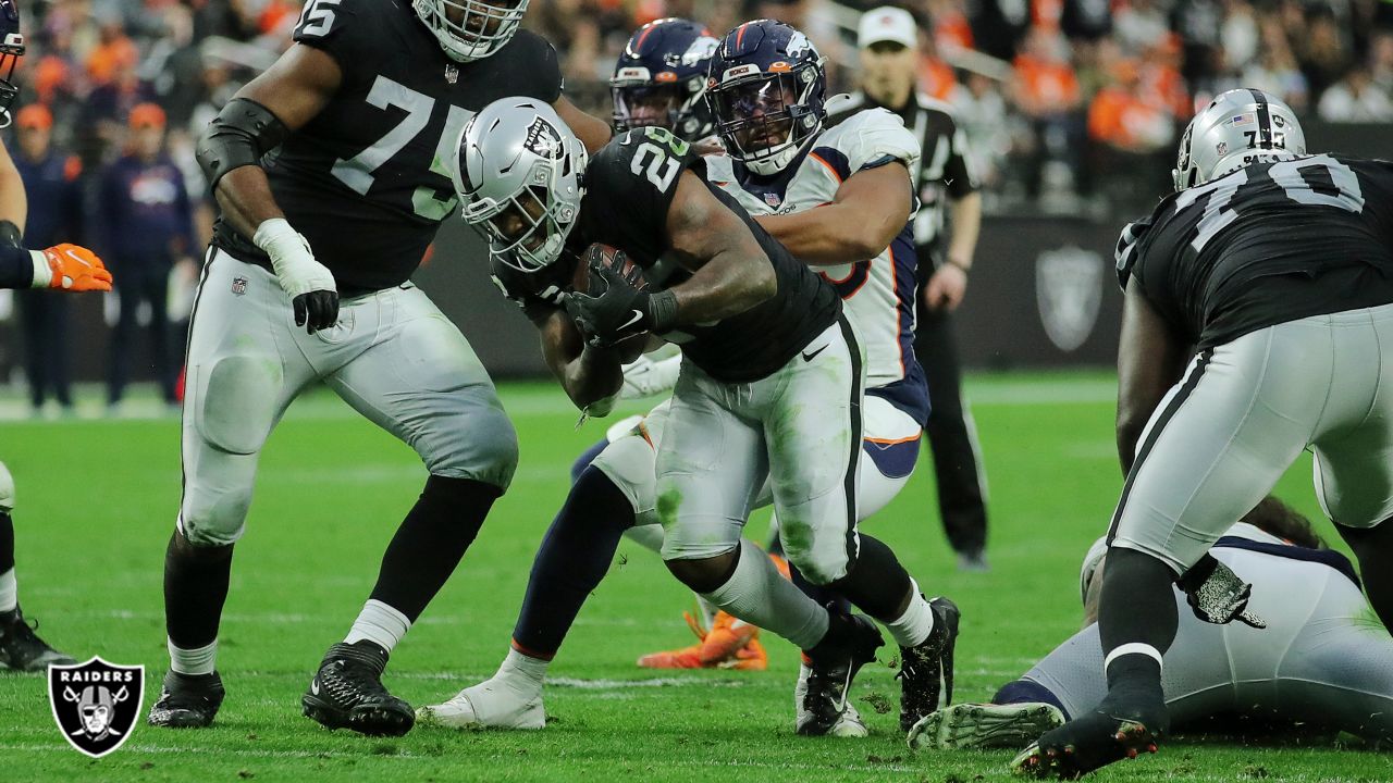 Denver Broncos' defense wilts late against run-heavy Raiders