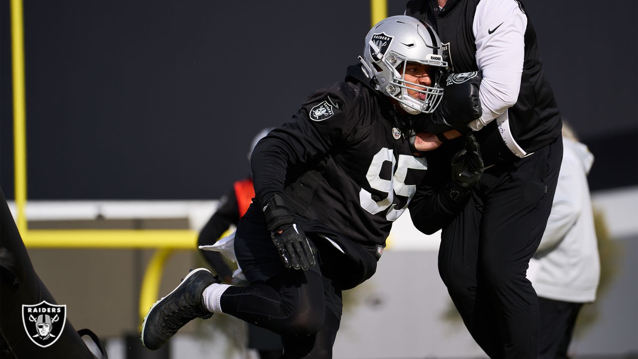 Raiders' Maxx Crosby leads defense over 49ers from sideline