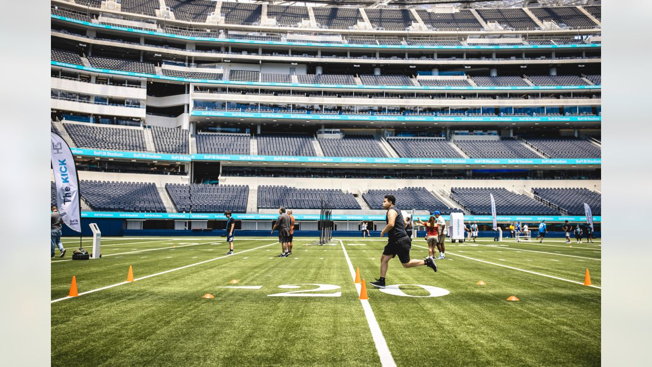 Rams Rookies Give Youth Football Team the SoFi Experience