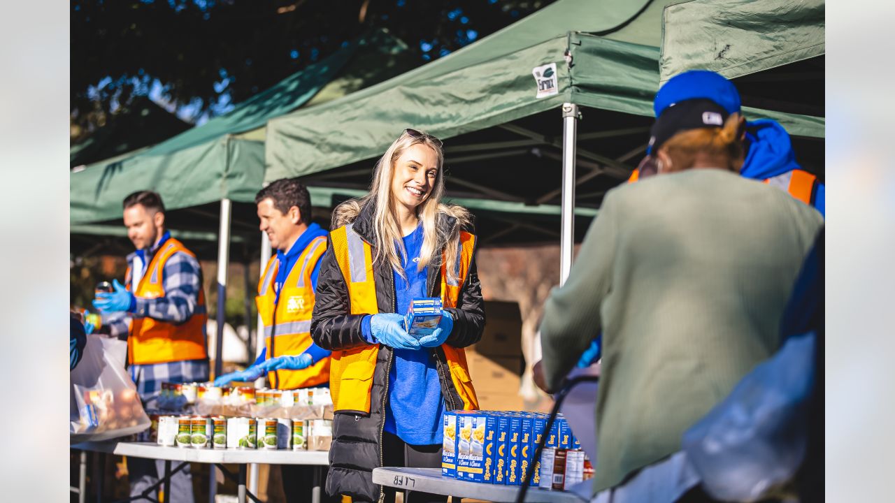 PHOTOS: Rams team up with Pepsi to provide fans with free lunch from  Inglewood's The Serving Spoon