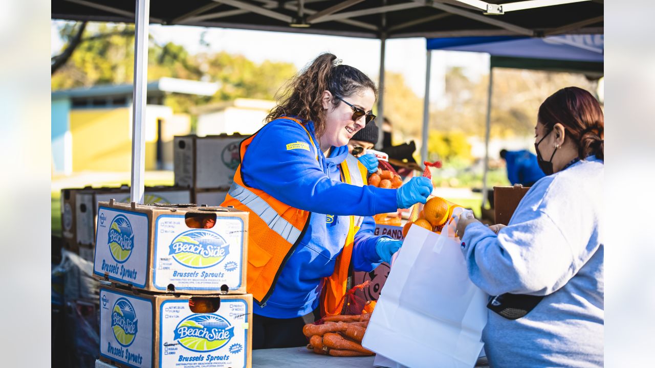 PHOTOS: Rams team up with Pepsi to provide fans with free lunch from  Inglewood's The Serving Spoon