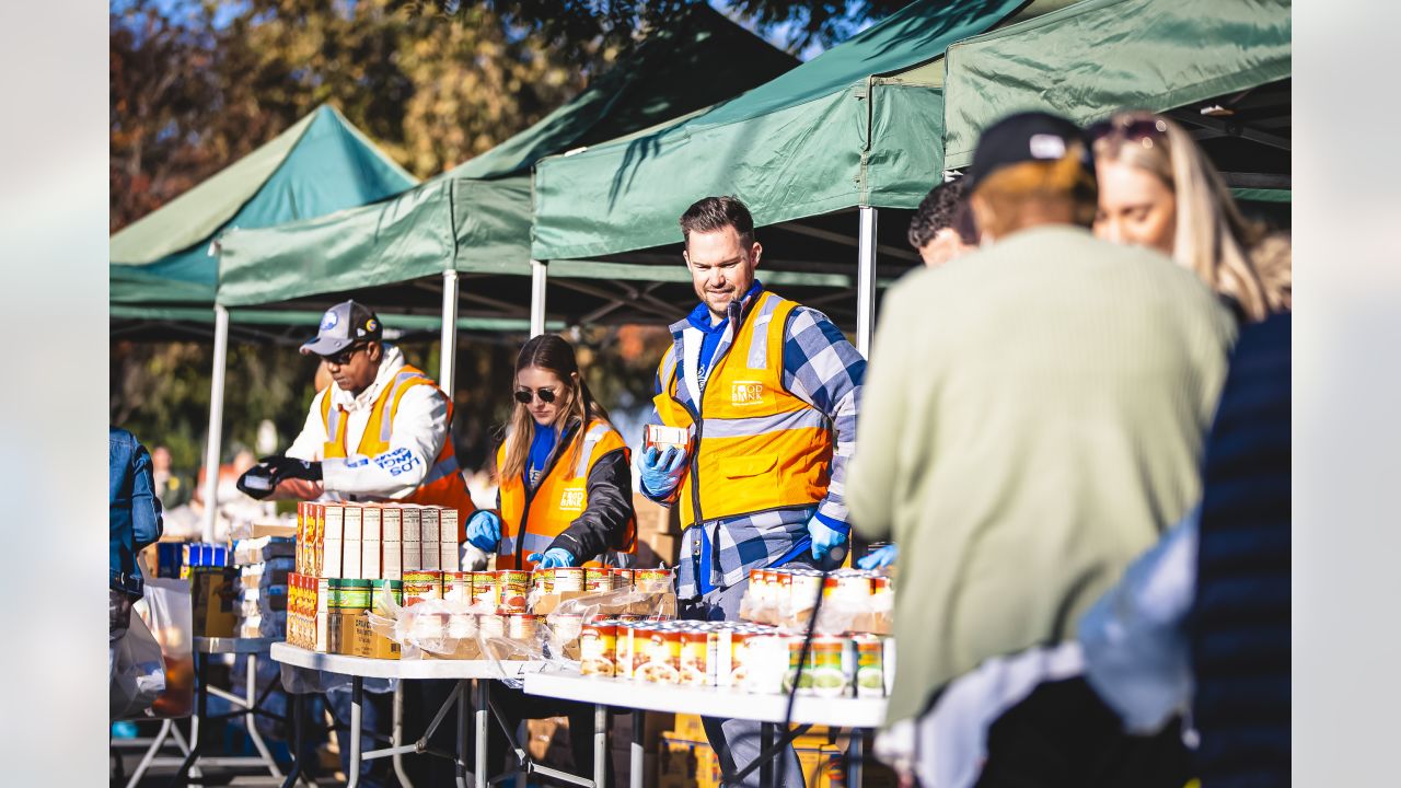 PHOTOS: Rams team up with Pepsi to provide fans with free lunch from  Inglewood's The Serving Spoon