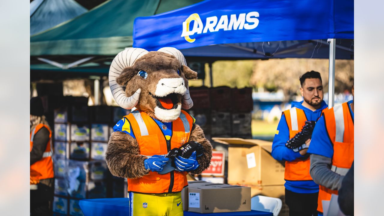 PHOTOS: Rams team up with Pepsi to provide fans with free lunch from  Inglewood's The Serving Spoon