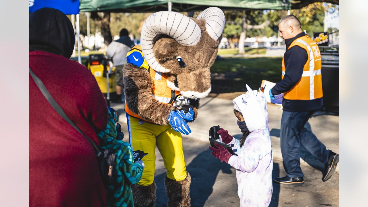 PHOTOS: Rams team up with Pepsi to provide fans with free lunch from  Inglewood's The Serving Spoon