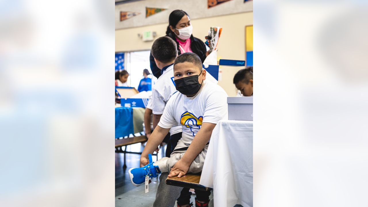 CSRWire - LA Kings Team Up With Shoes That Fit to Distribute 100 Pairs of  adidas Sneakers to Elementary School Students in Compton, Calif.