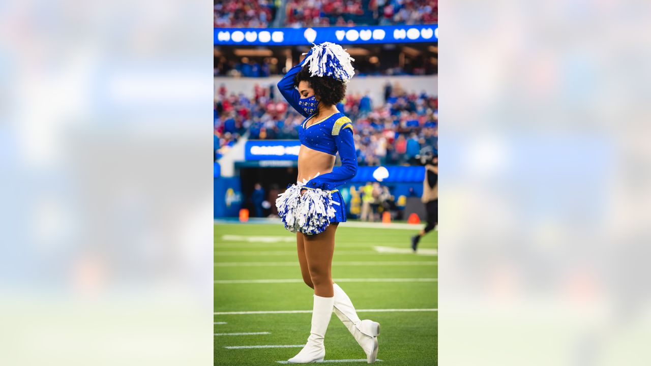 TIL that Aubrey is a former captain of the Los Angeles Rams cheerleaders :  r/TheAmazingRace