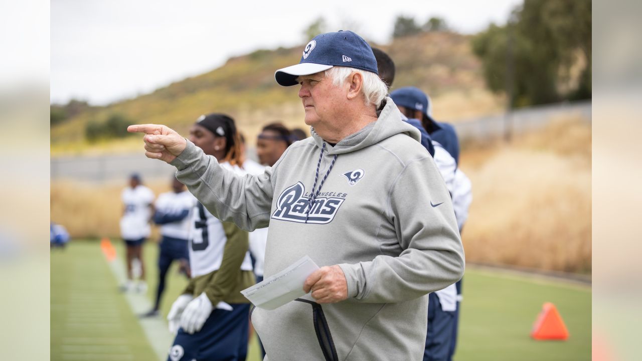 Defensive coordinator Wade Phillips of the Los Angeles Rams coaches players on day 2 of Phase II of the offseason program workouts, Tuesday, April 30, 2019, in Thousand Oaks, CA. (Jeff Lewis/Rams)