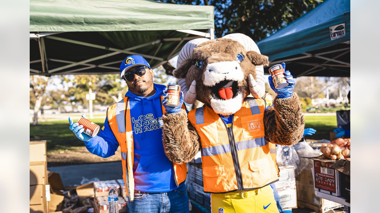 PHOTOS: Rams team up with Pepsi to provide fans with free lunch from  Inglewood's The Serving Spoon