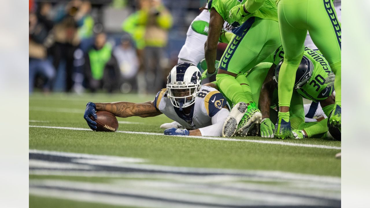 Seattle, United States. 3rd Oct, 2019. Seattle Seahawks running back Chris  Carson (32) catches the winning 5-yard touchdown pass against the Los  Angeles Rams at CenturyLink Field during the fourth quarter in