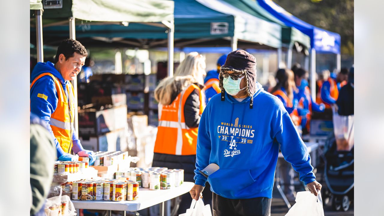 PHOTOS: Rams team up with Pepsi to provide fans with free lunch from  Inglewood's The Serving Spoon