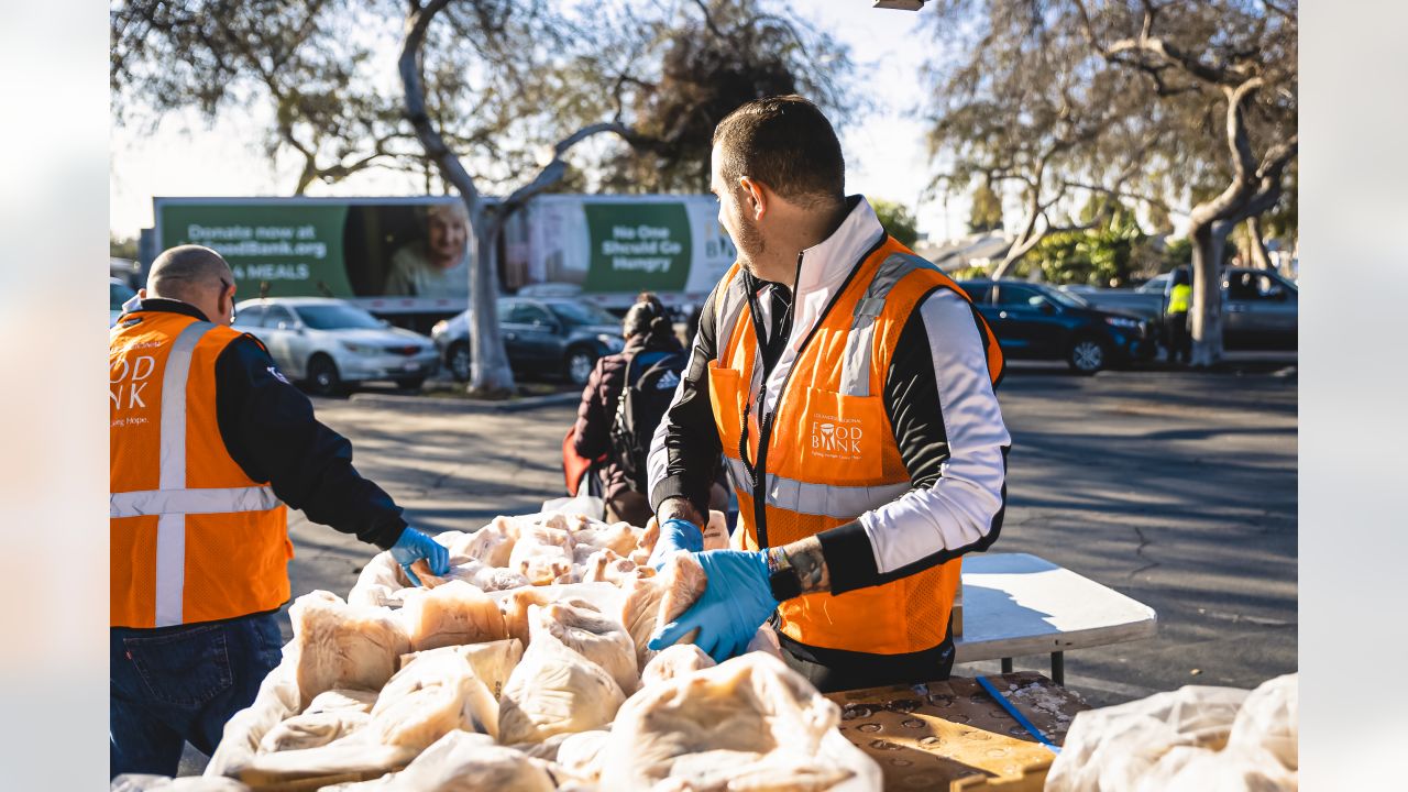 PHOTOS: Rams team up with Pepsi to provide fans with free lunch from  Inglewood's The Serving Spoon