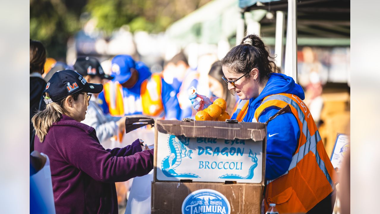 PHOTOS: Rams team up with Pepsi to provide fans with free lunch from  Inglewood's The Serving Spoon