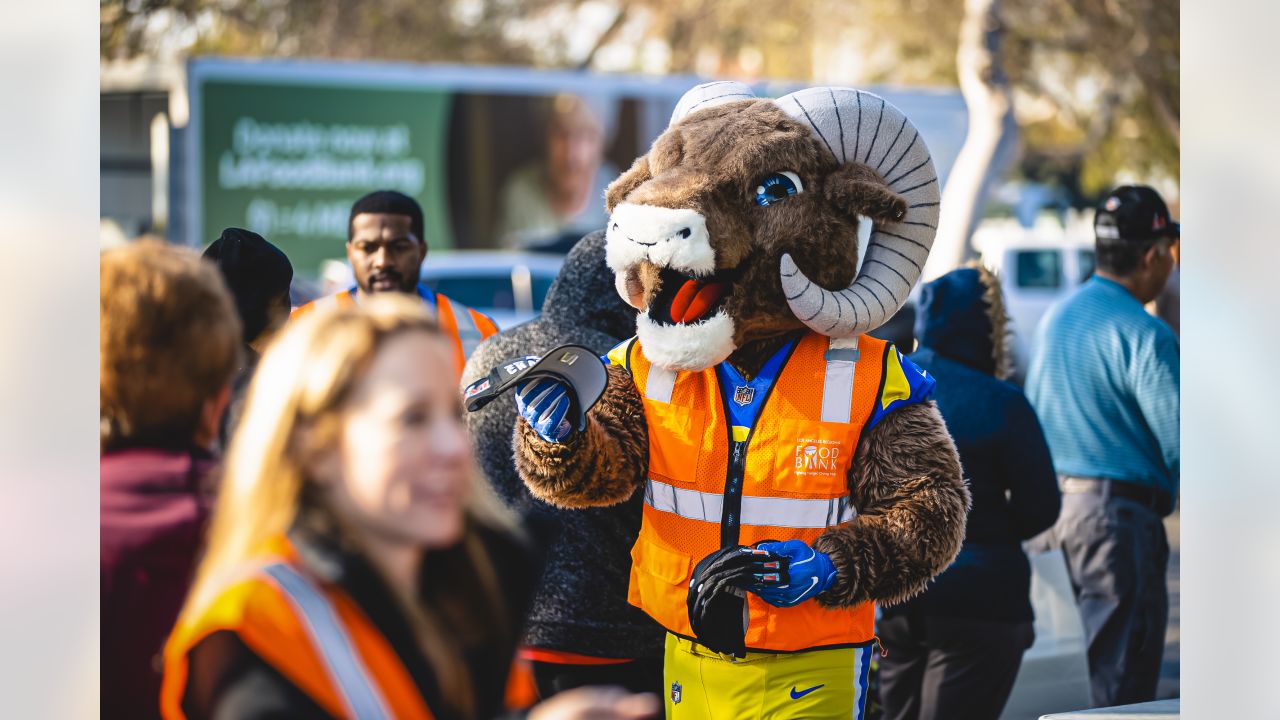 PHOTOS: Rams team up with Pepsi to provide fans with free lunch from  Inglewood's The Serving Spoon