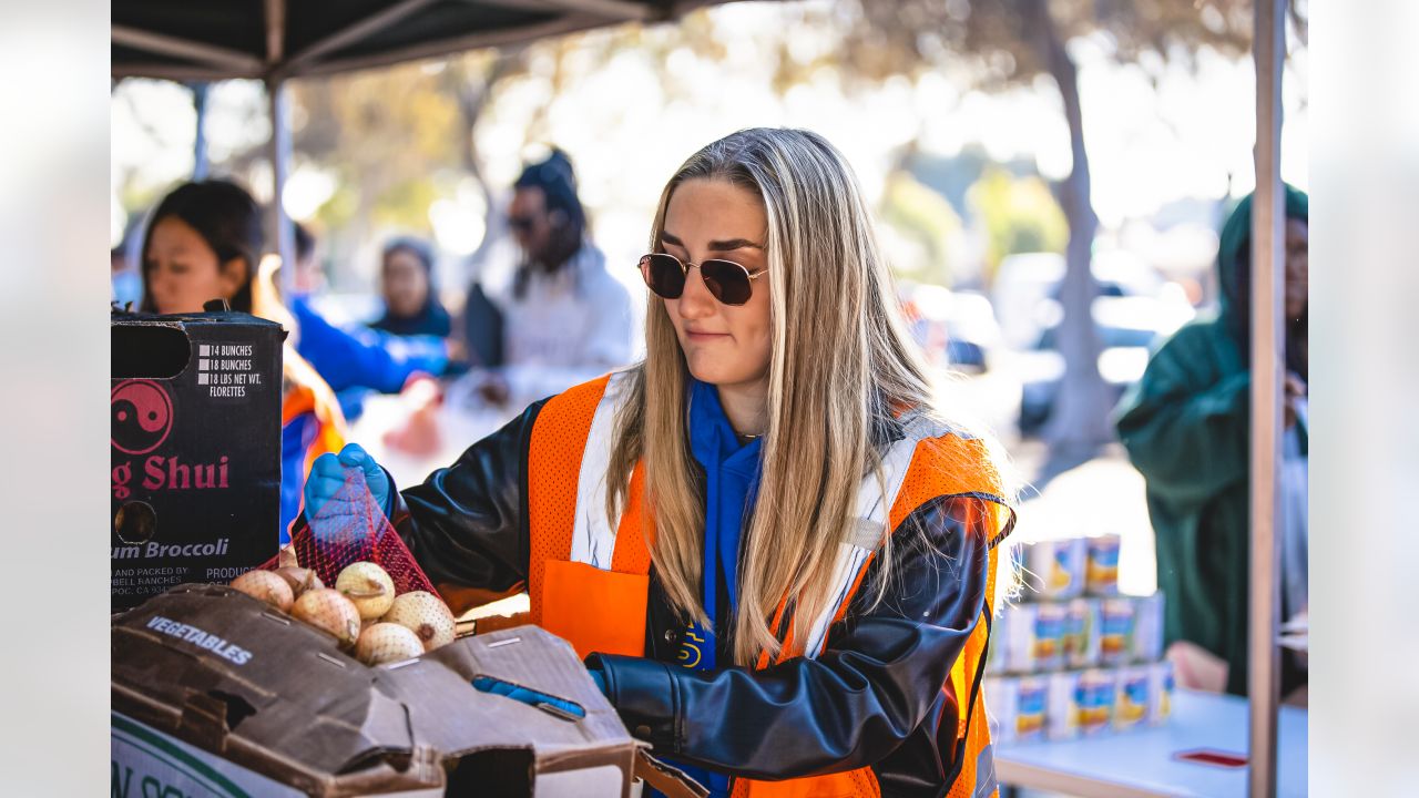 PHOTOS: Rams team up with Pepsi to provide fans with free lunch from  Inglewood's The Serving Spoon