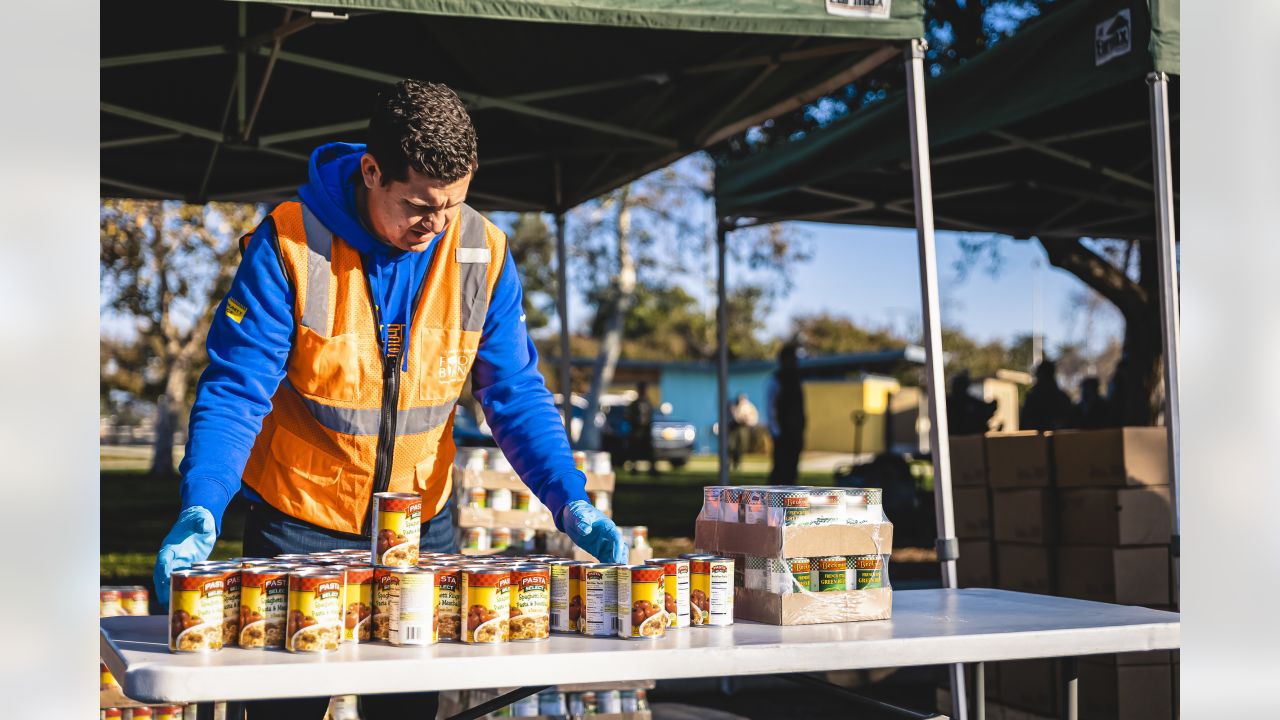 PHOTOS: Rams team up with Pepsi to provide fans with free lunch from  Inglewood's The Serving Spoon