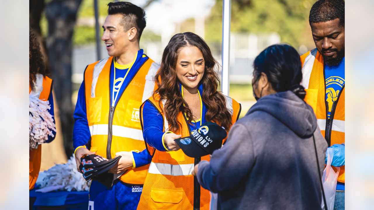 PHOTOS: Rams team up with Pepsi to provide fans with free lunch from  Inglewood's The Serving Spoon