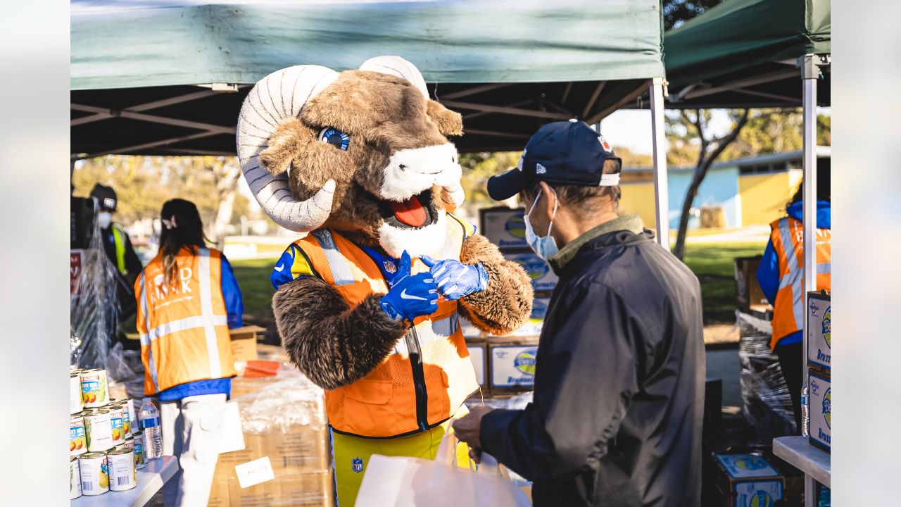 PHOTOS: Rams team up with Pepsi to provide fans with free lunch from  Inglewood's The Serving Spoon