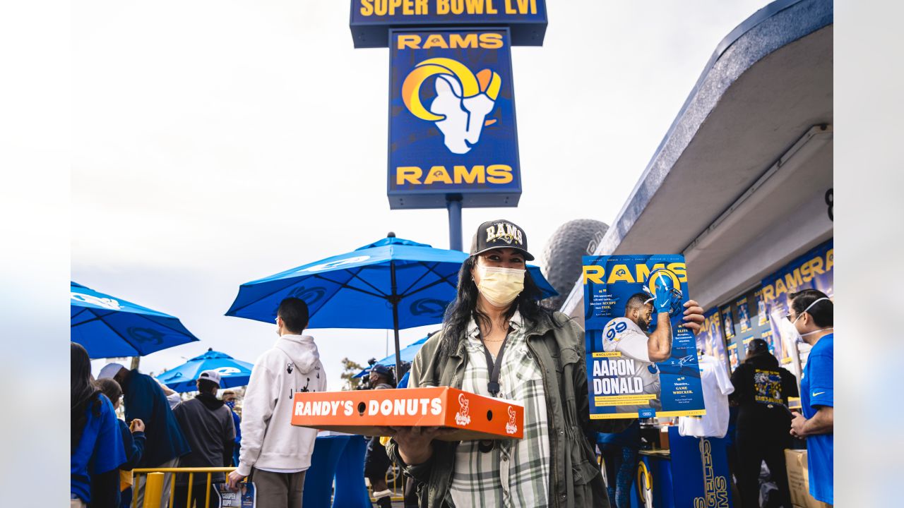 LA Rams fans flock to SoCal popup shops to get swag, cheer on team